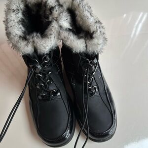 Totes Lisa Black faux patent quilted faux fur lined winter ankle boots size 6